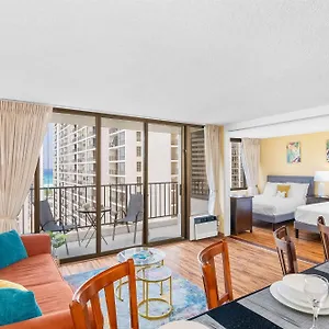 Beautiful 1br, Steps To Waikiki And Parking Apartment